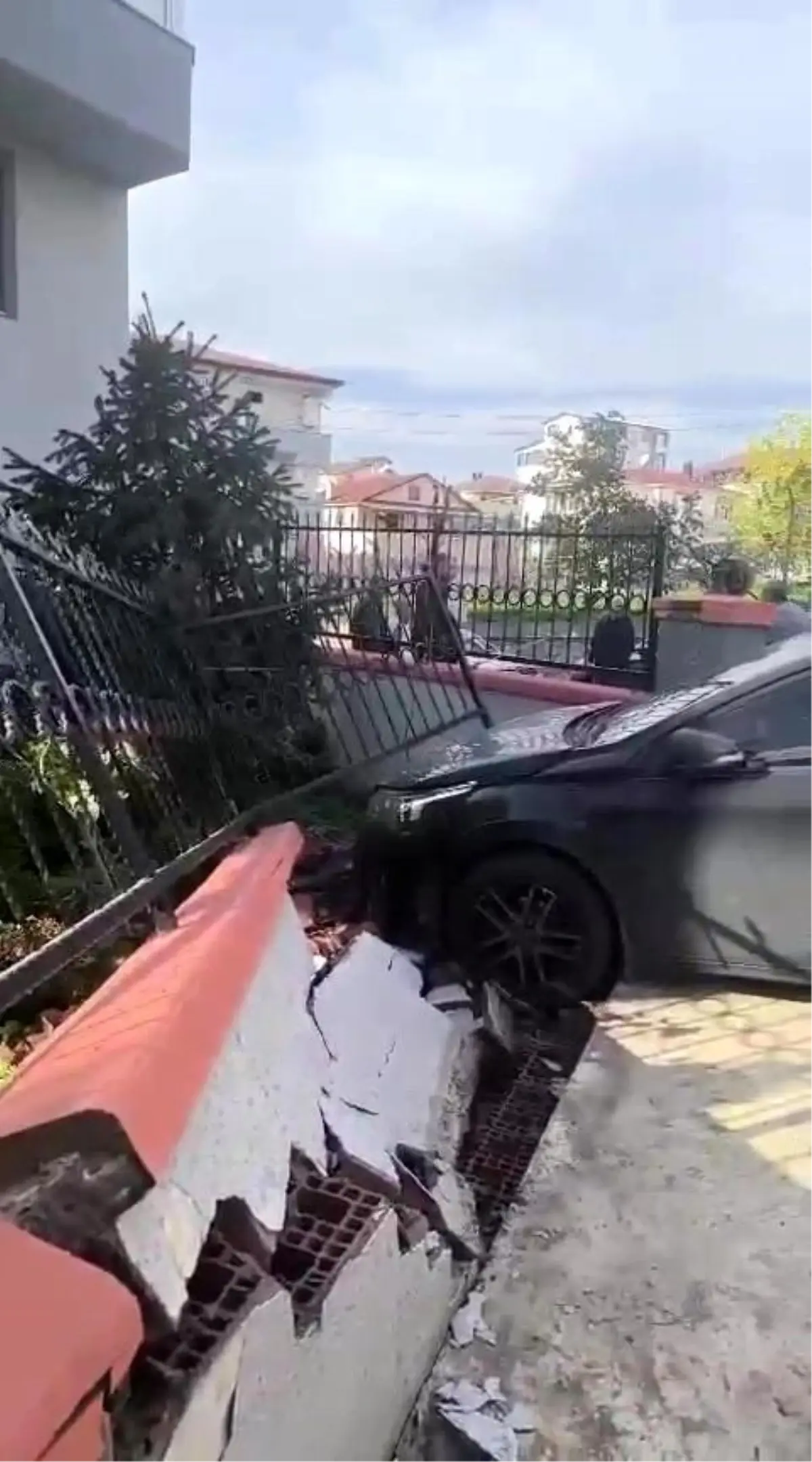 Freni Çekilmeyen Otomobil Duvara Çarptı