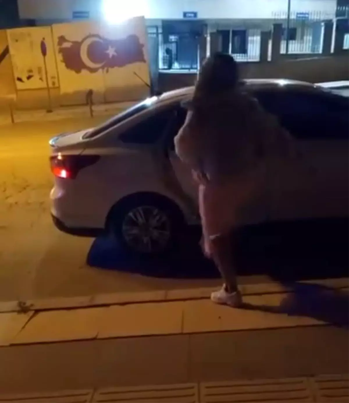 Elazığ’da Kadın Araca Saldırdı: Çaydaçıra Mahallesi’nde Şok Eden Olay