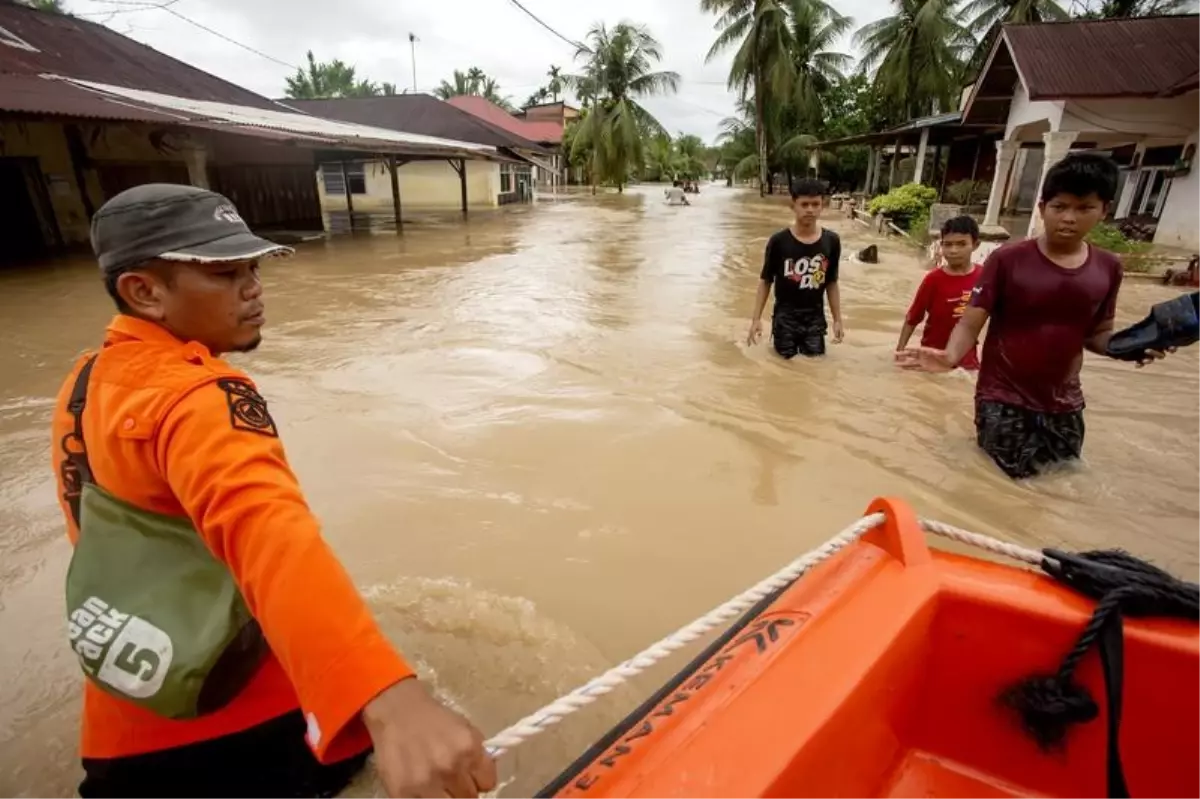 Endonezya’da Sel ve Toprak Kayması: 10 Kişi Hayatını Kaybetti
