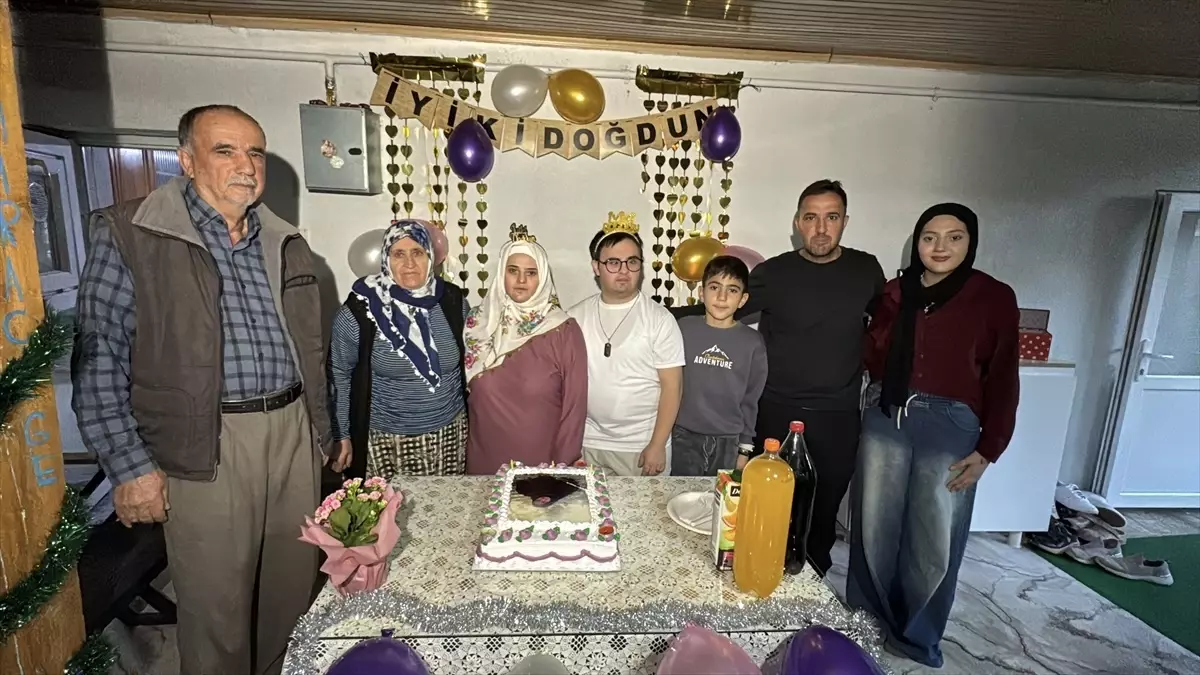 Erzincan’da Down Sendromlu Genç Sümeyra’nın 29. Yaş Günü Sürprizle Kutlandı