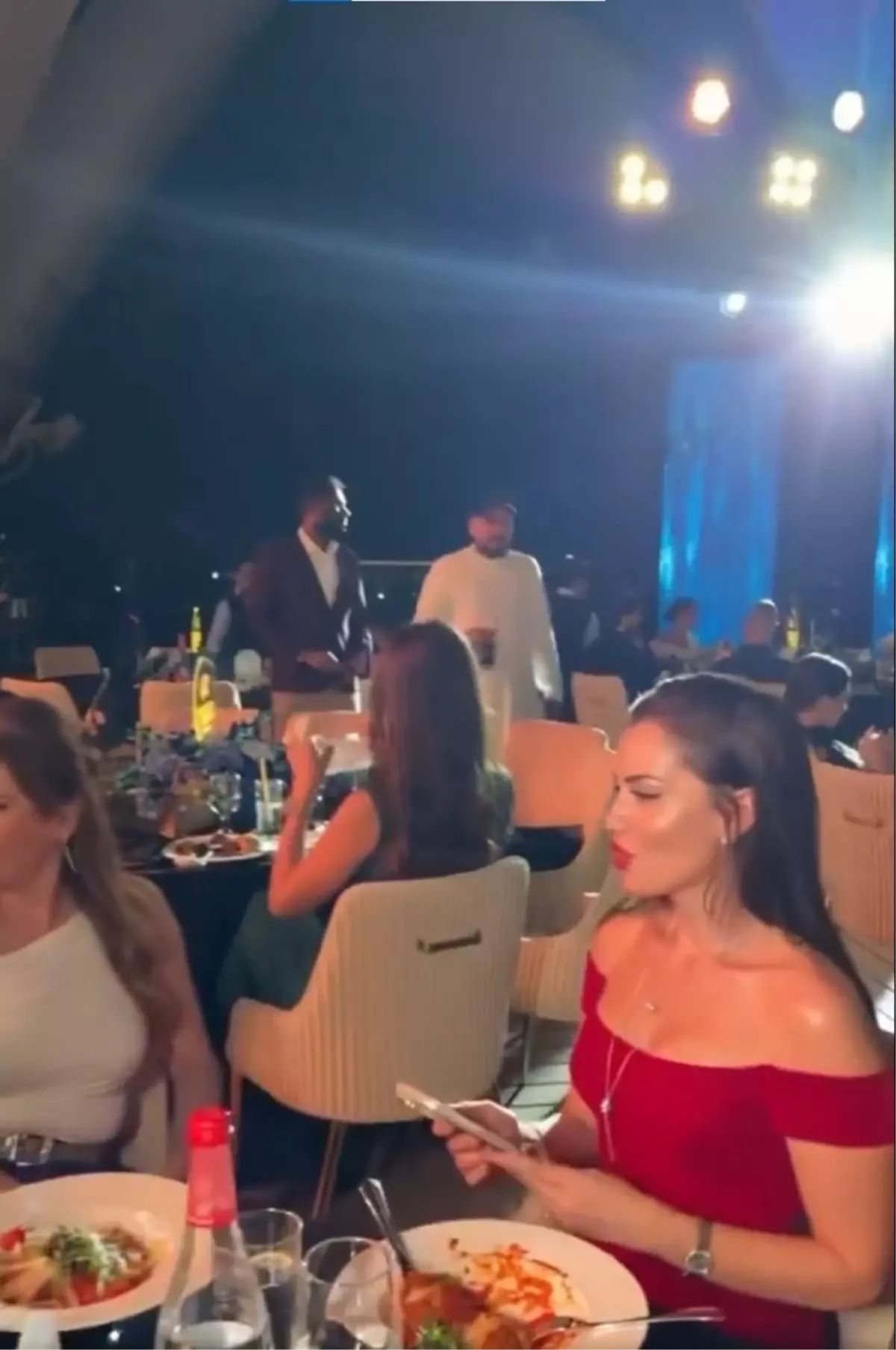 Fahriye Evcen, gösterdiği fotoğrafla hayranlarını mest etti