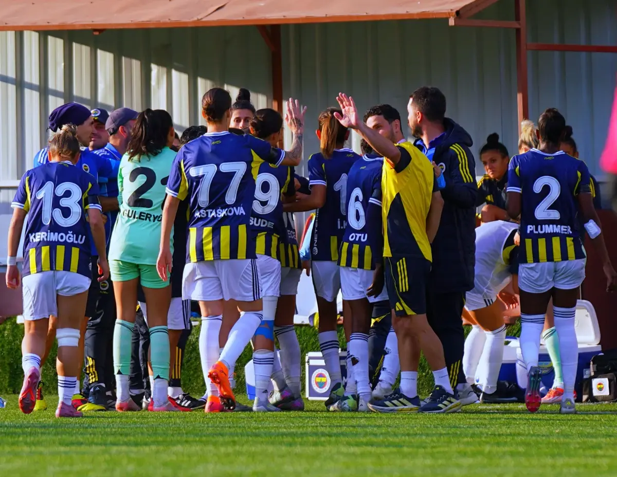 Fenerbahçe Kadın Futbol Takımı Hakkarigücü’nü 2-0 Yendi, Liderliğini Sürdürüyor!