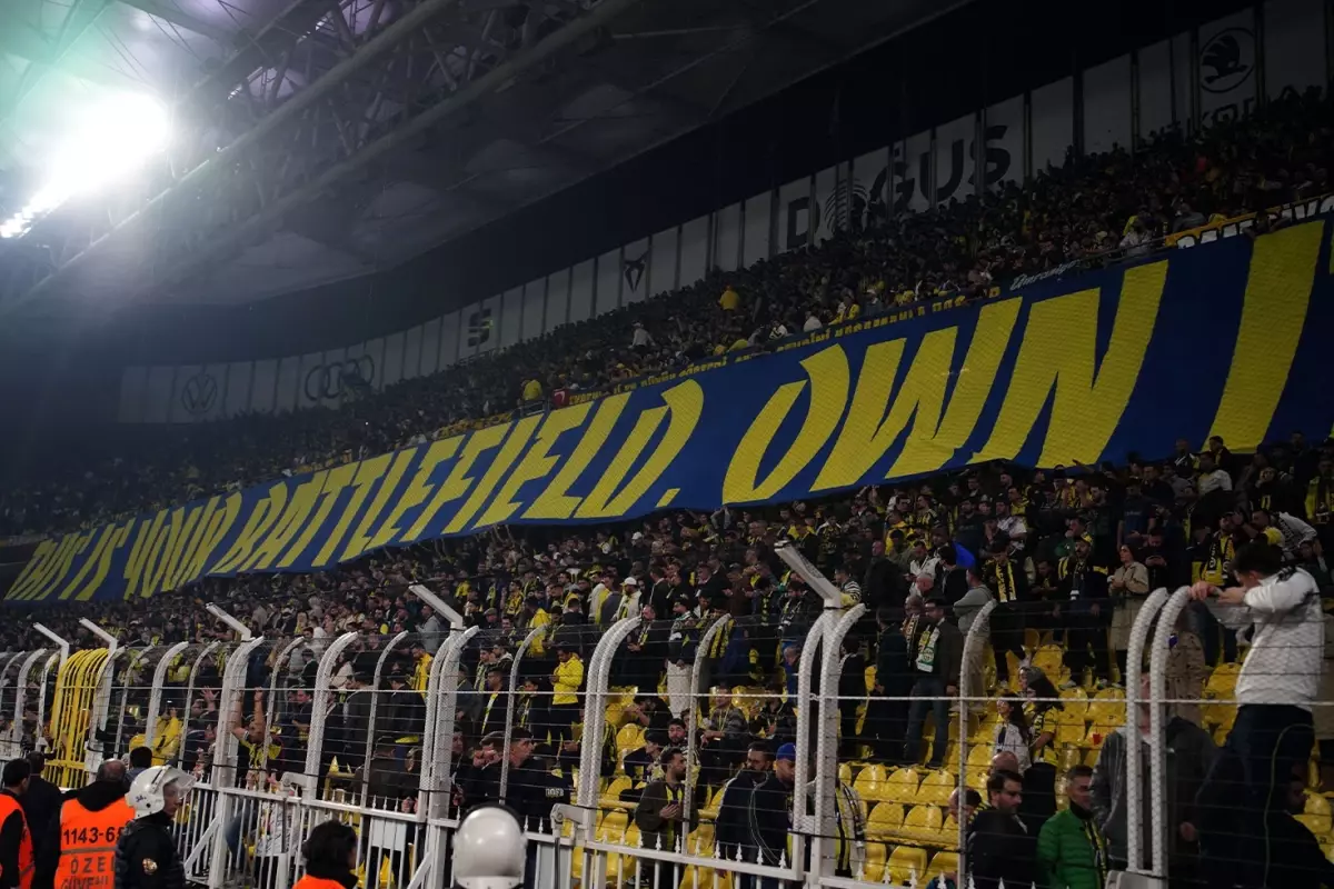 Fenerbahçe’den Galatasaray Derbisine Özel Pankart: Savaş Alanı Mesajı