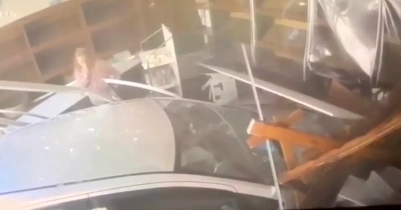 Kontrol Kaybı: Otomobil Ekmek Fırınına Daldı, 4 Kişi Yaralandı