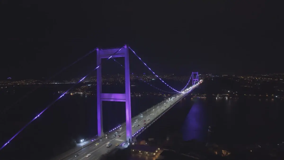 Fatih Sultan Mehmet Köprüsü Mor Işıklarla Aydınlatıldı