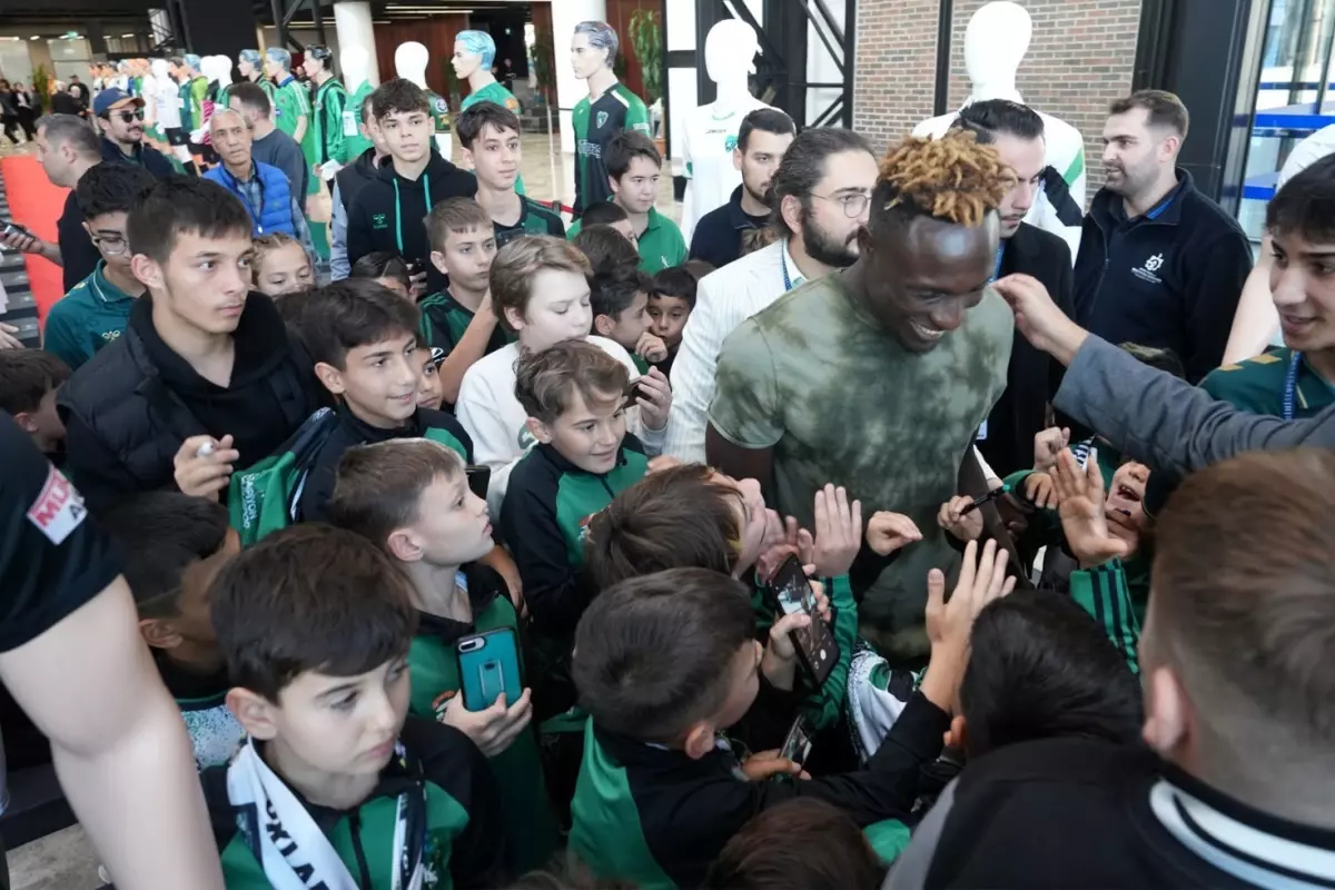 Galatasaray’a da gol atan Agyei’ye sevgi seli