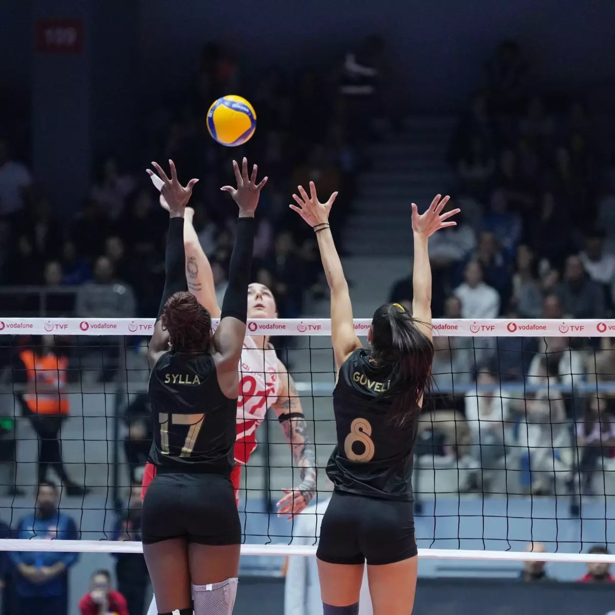 Galatasaray Daikin, İzmir’de Aras Kargo’yu 3-1 Yendi ve 6. Zaferini Kaptı!