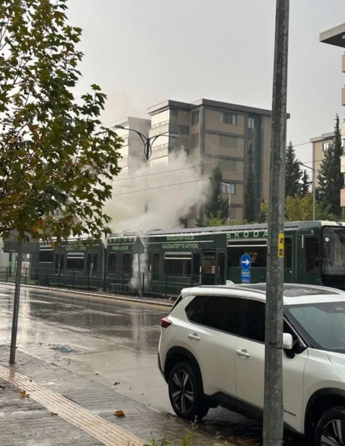 Gaziantep’te Tramvaya Yıldırım Düştü: Yüzlerce Yolcunun Korku Dolu Anı Güvenlik Kameralarına Yansıdı