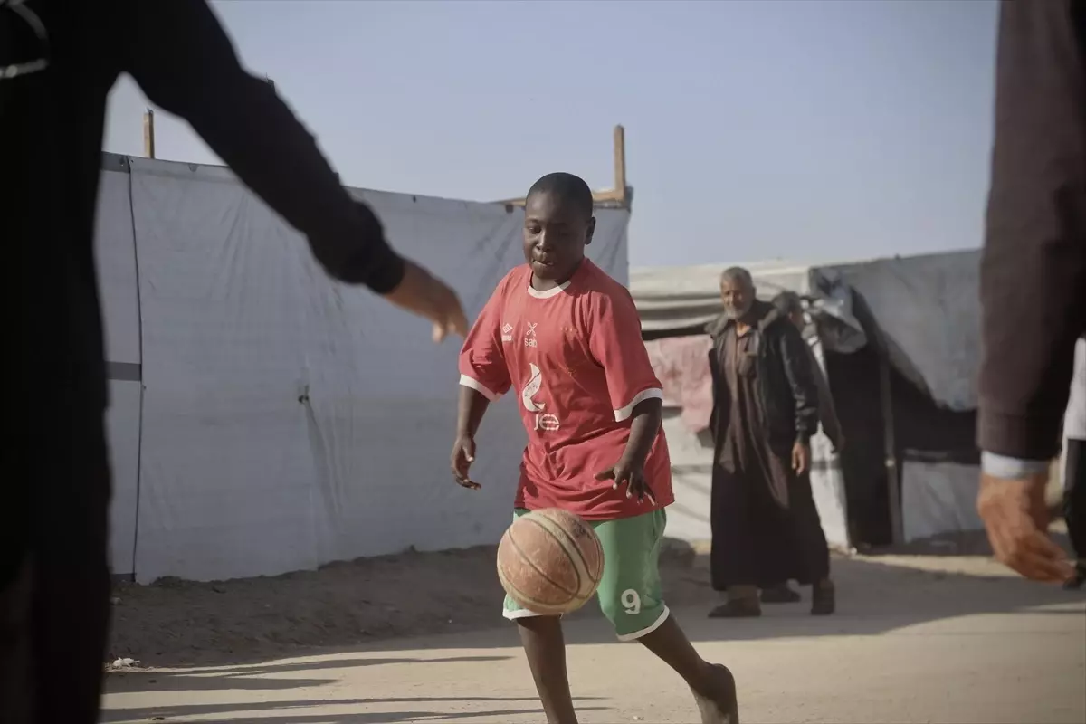 Gazzeli Eski Basketbolcular Çadırlar Arasında Hayatı ve Umudu Saha Kuran Çocuklara İlham Veriyor