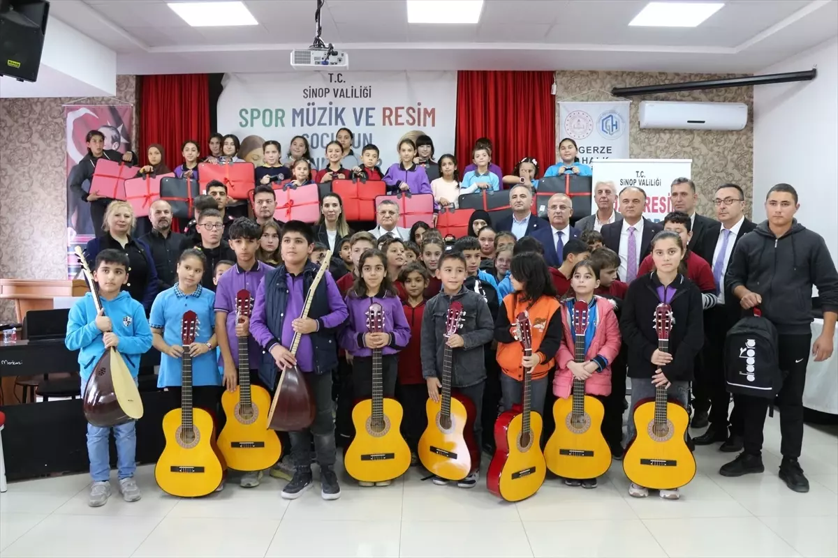 Gerze’de Öğrencilere Spor, Resim ve Müzik Malzemeleri Dağıtıldı