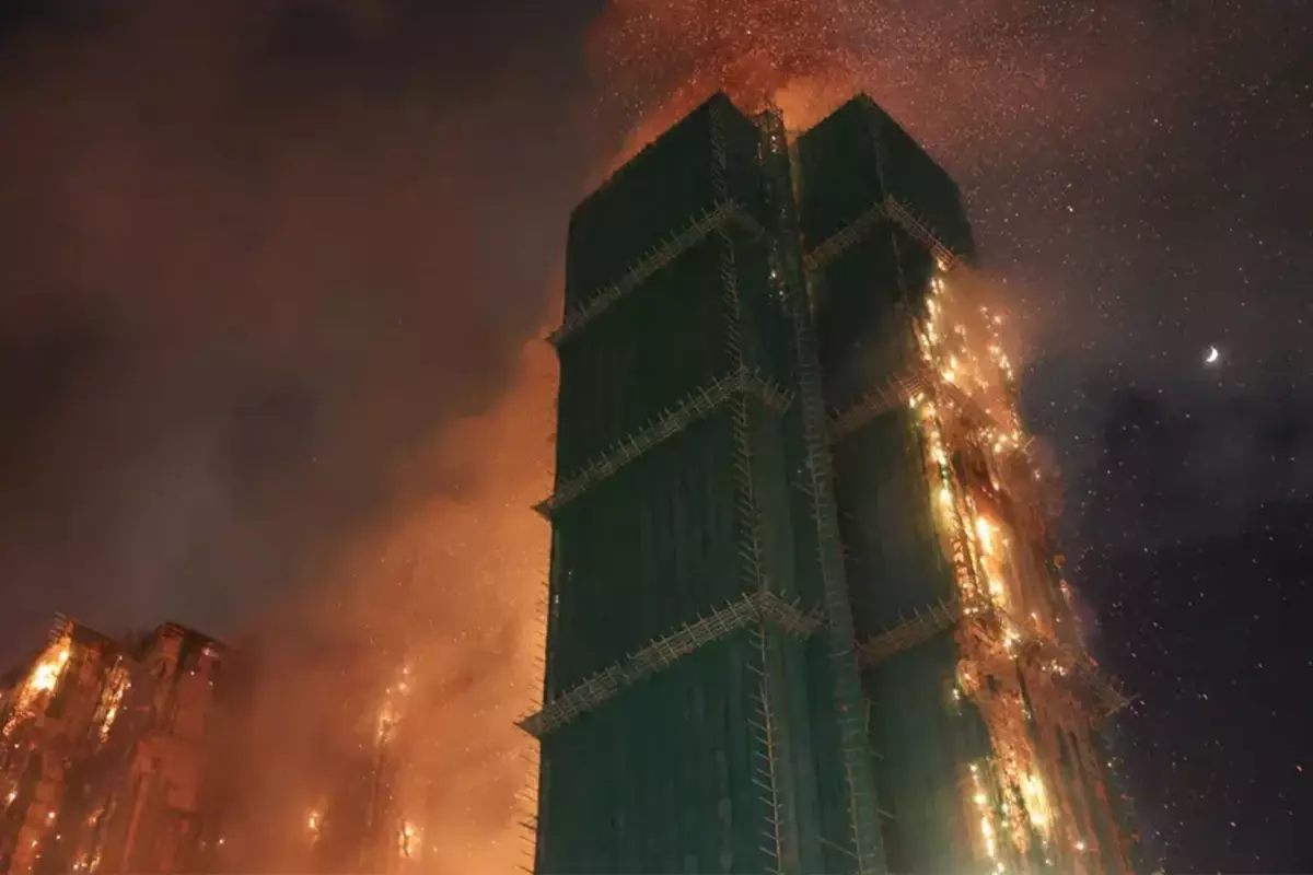 Hong Kong’daki Dev Yangın 36 Can Aldı, Yüzlerce Kişi Kayıp!