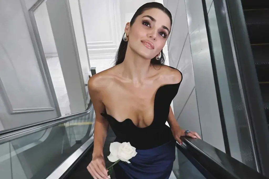 Hande Erçel’in Mavi Peruklu Cadılar Bayramı Şovu Sosyal Medyayı Salladı!