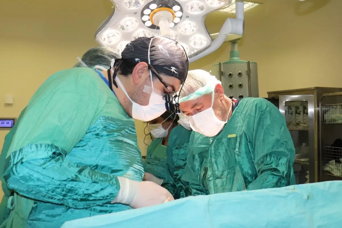 Hasta kadının karnından 15 kilo tümör çıkarıldı