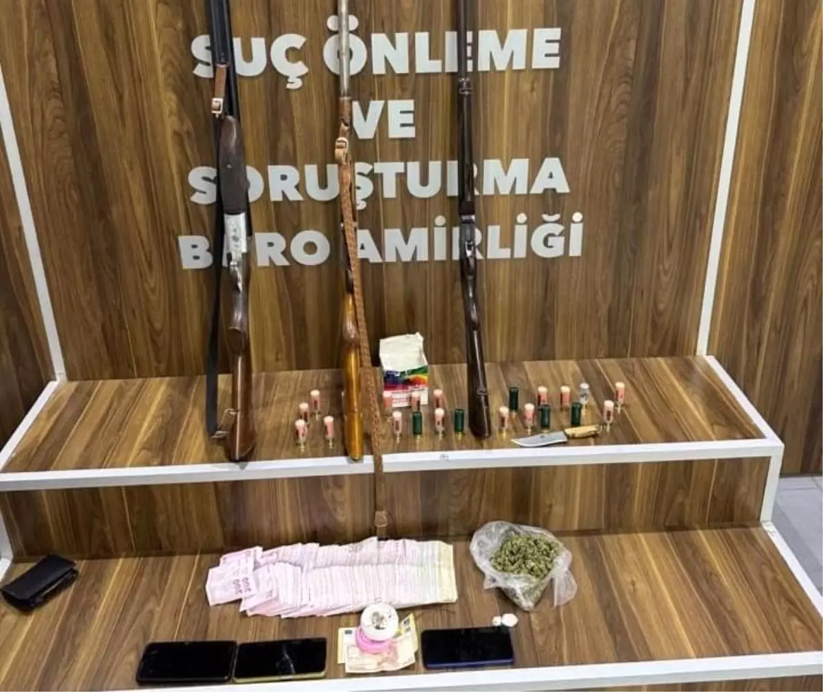 Gaziemir’de Uyuşturucu ve Silah Kaçakçılığı Operasyonu: Üç Şüpheli Yakalandı