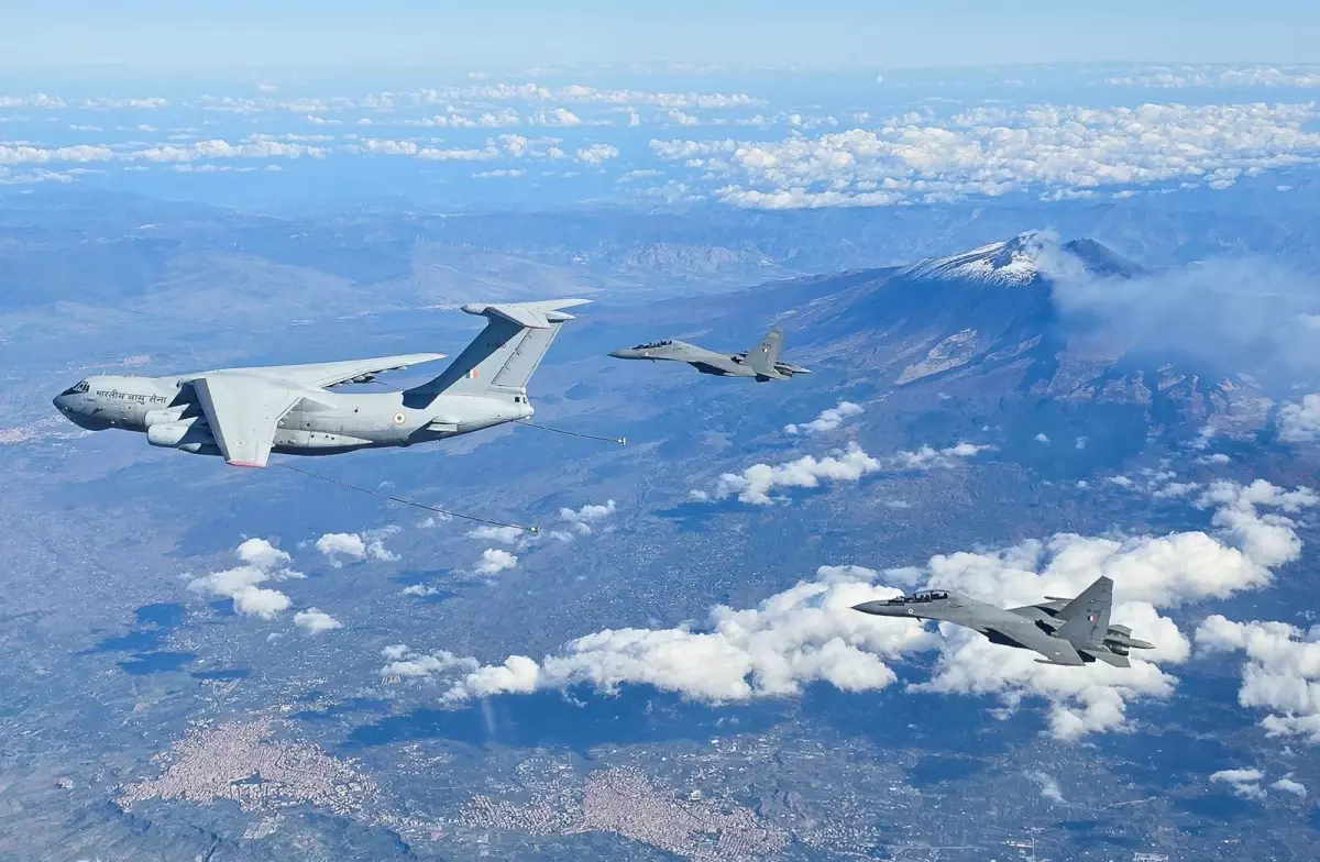 Hindistan’da Eğitim Uçağı Çöküşü: Pilot Güvenle Kurtuldu