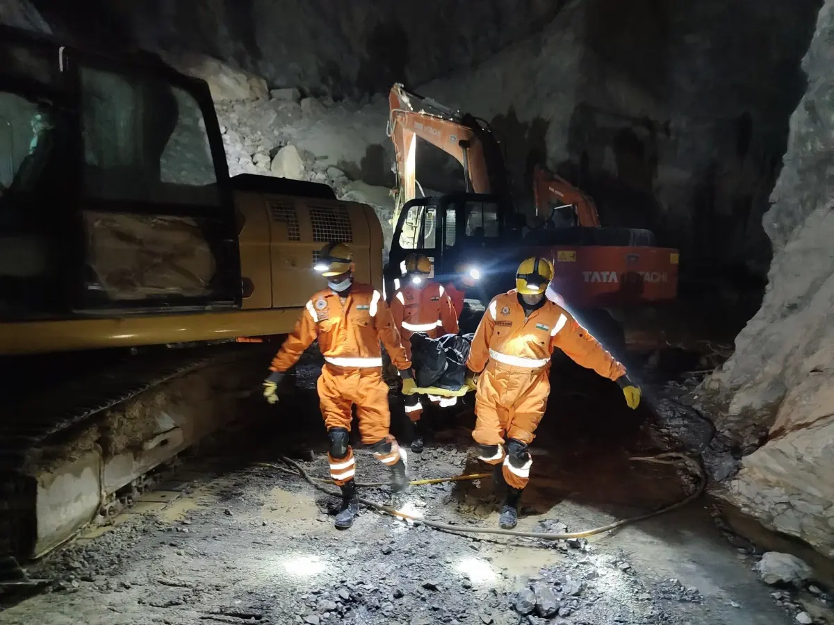 Hindistan’ın Uttar Pradeş’inde Taş Ocağı Göçüğü: 1 Ölü, 15 Kişi Enkaz Altında