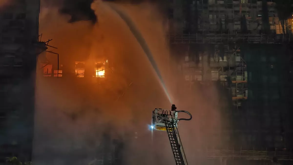 Hong Kong’da Dev Yangın: 55 Ölüm, 76 Yaralı ve 3 Şüpheli Gözaltında