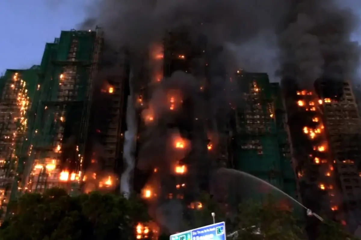 Hong Kong’da dev yangın! Alevler tüm katları sardı