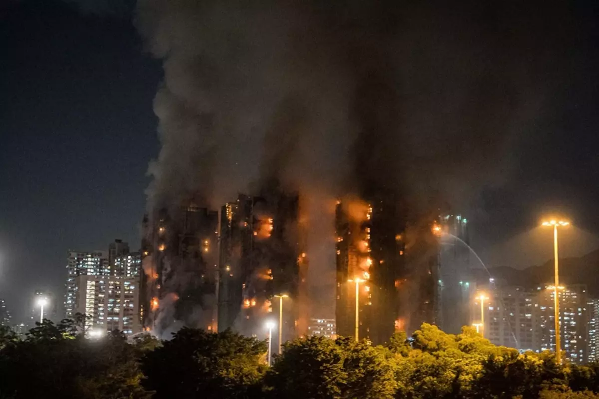 Hong Kong’da 8 Bina Yangını: 13 Ölü, 15 Ağır Yaralı ve Şok Eden Görüntüler
