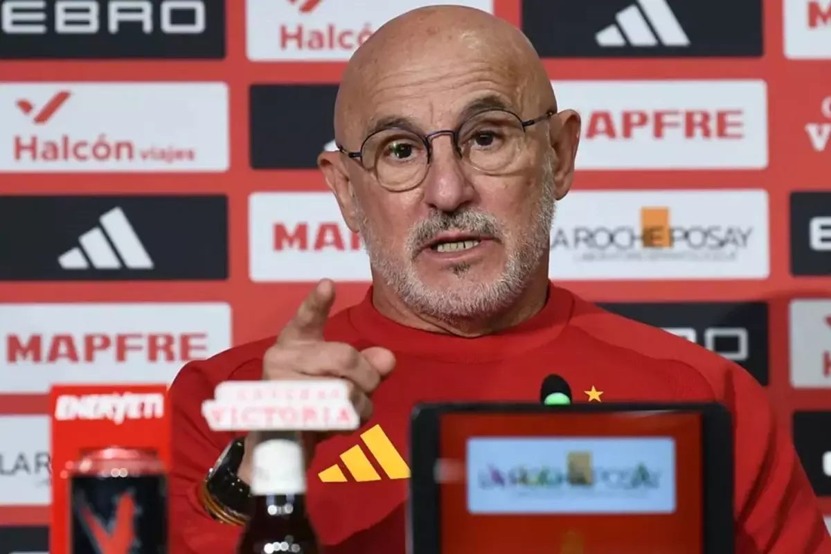 İspanya Teknik Direktörü Luis de la Fuente’un Maç Sonrası Hakemlere El Sıkma İtirazı Olayı Gündemde