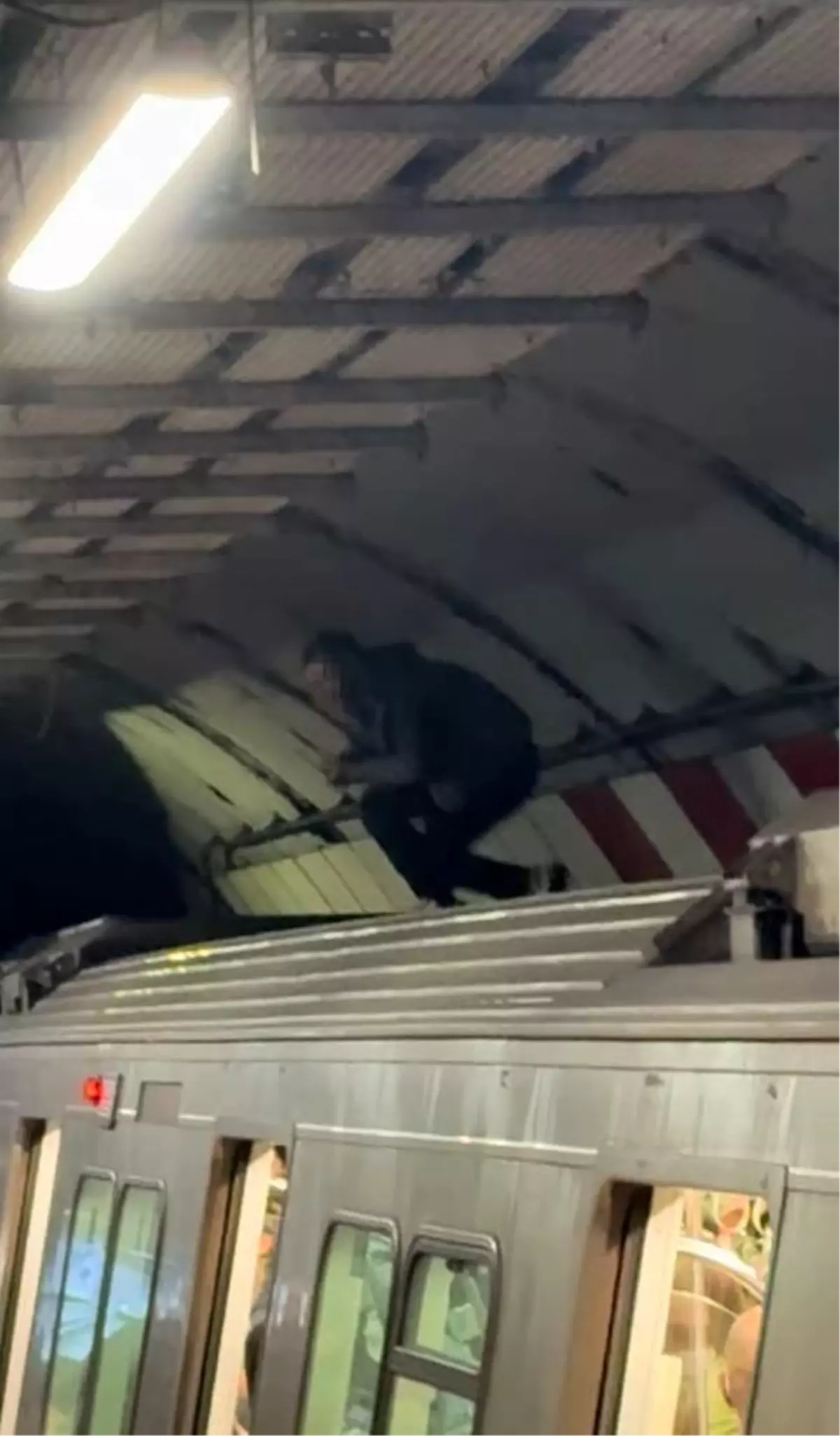 İstanbul’da Metro Üzerine Çıkan Vatandaş Şaşırttı