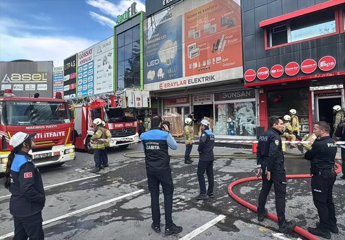 Bağcılar’da Züccaciye Dükkanının Bodrum Katında Çıkan Yangın Şok Yarattı