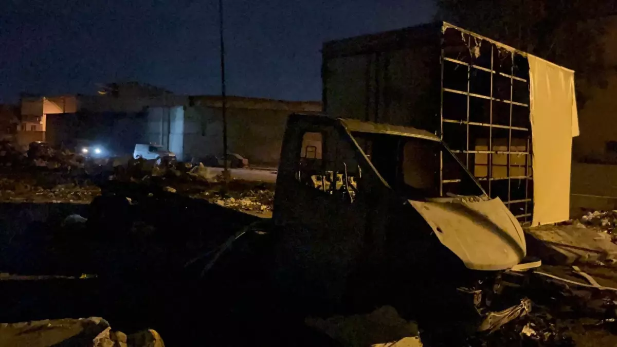 İzmir Buca’da Atık Yangını Kamyoneti Alevlere Teslim Etti