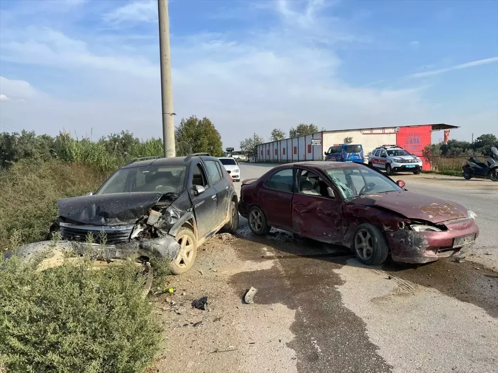 İzmir’de İki Otomobil Çarpıştı: 2 Kişi Yaralandı