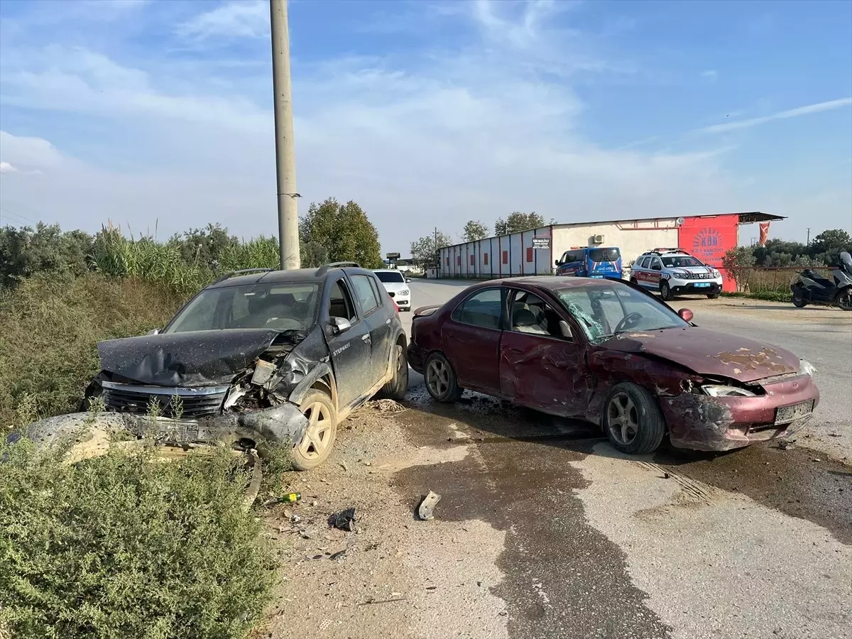 İzmir’de İki Otomobil Çarpıştı: 2 Kişi Yaralandı