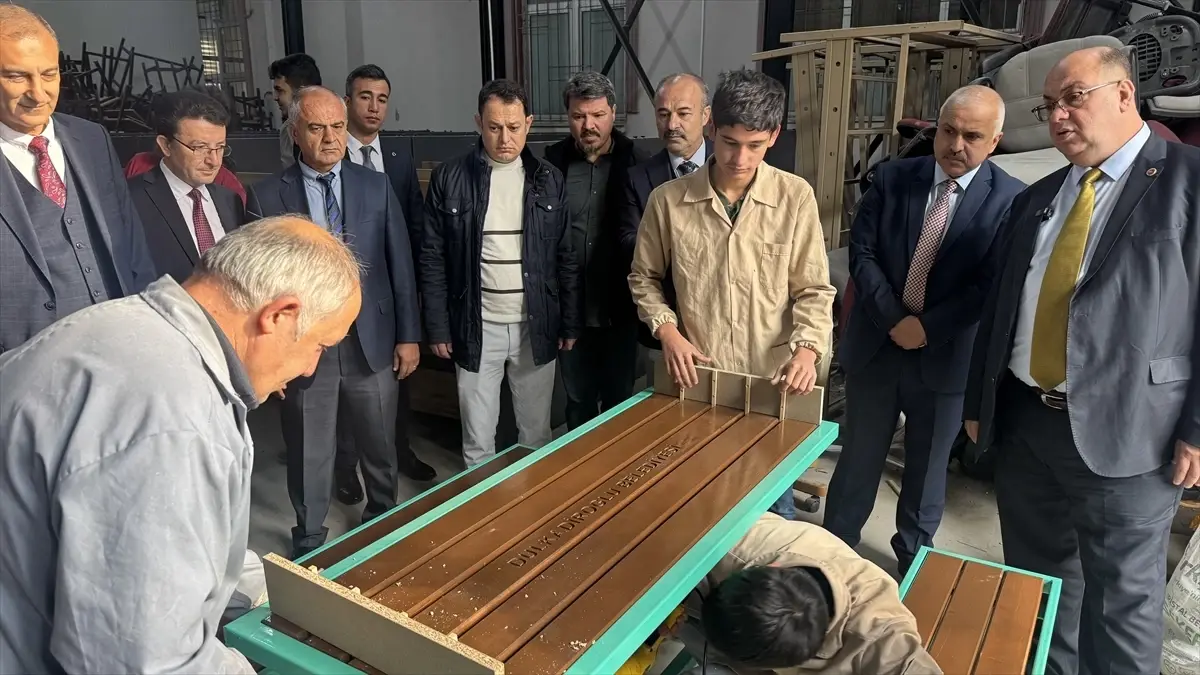 Kahramanmaraş’ta Meslek Lisesi Öğrencileri Kendi Ellerinde Mobilya Üretiyor, Şehrin Yeşil Alanlarına Katkı Sağlıyor