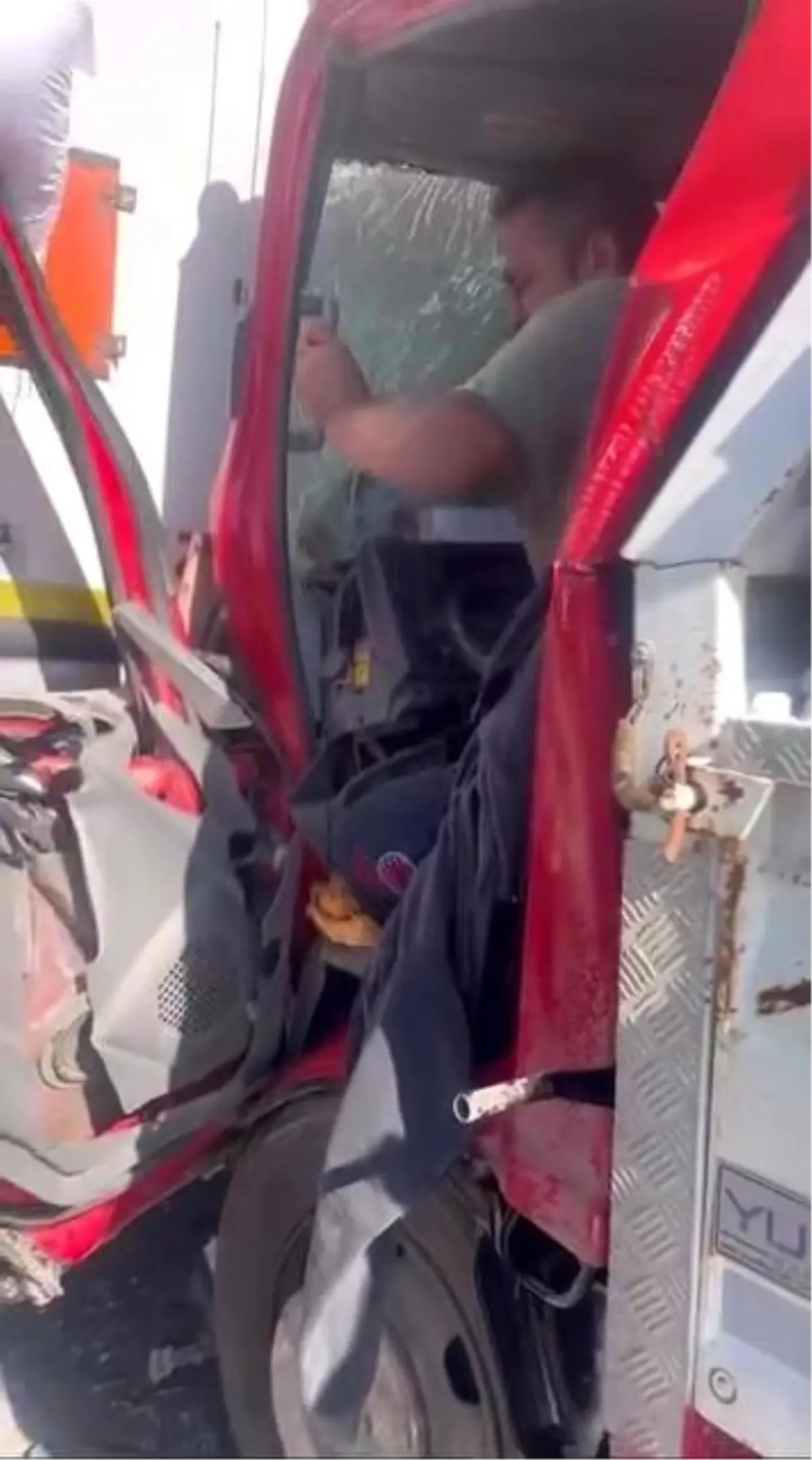 Antalya’da Kamyonet-Tır Çarpışması: 3 Yaralı