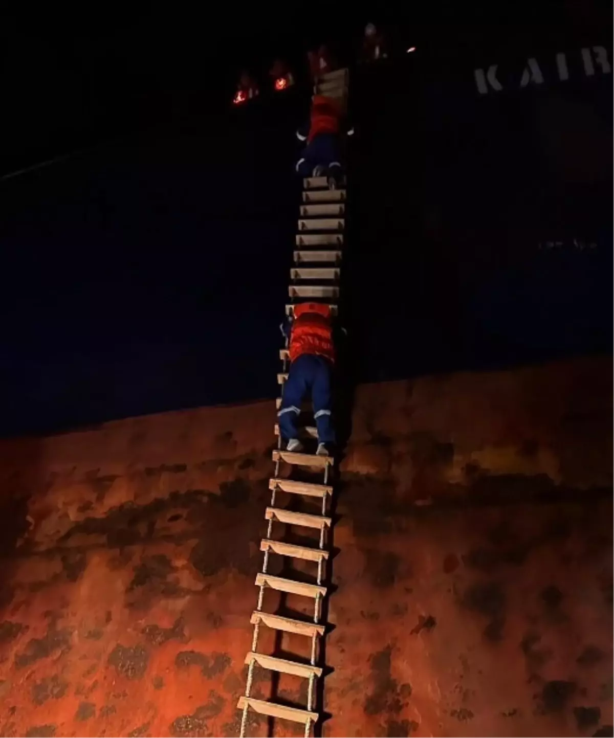 Karadeniz’de Petrol Yüklü Gemilerde Devasa Patlama ve Kurtarma Operasyonu