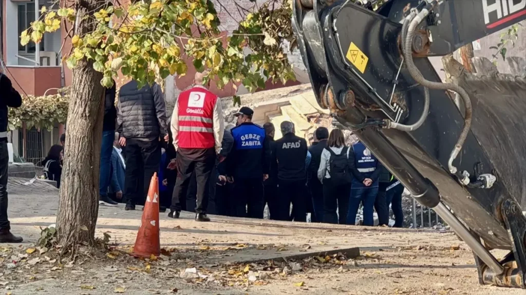 Kocaeli’de 7 Katlı Binanın Enkazı Kaldırılıyor