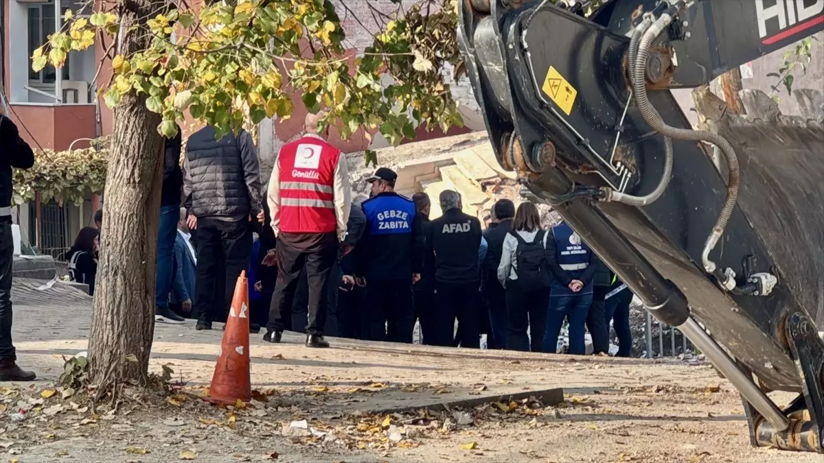 Kocaeli’de 7 Katlı Binanın Enkazı Kaldırılıyor