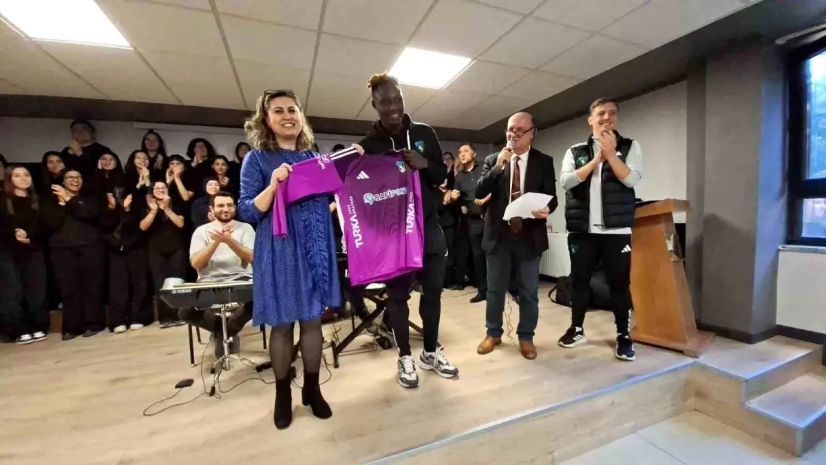 Kocaelispor’dan Öğretmenler Günü Sürprizi: Dan Agyei Şaşkın Öğretmenlere Forma Hediye Etti