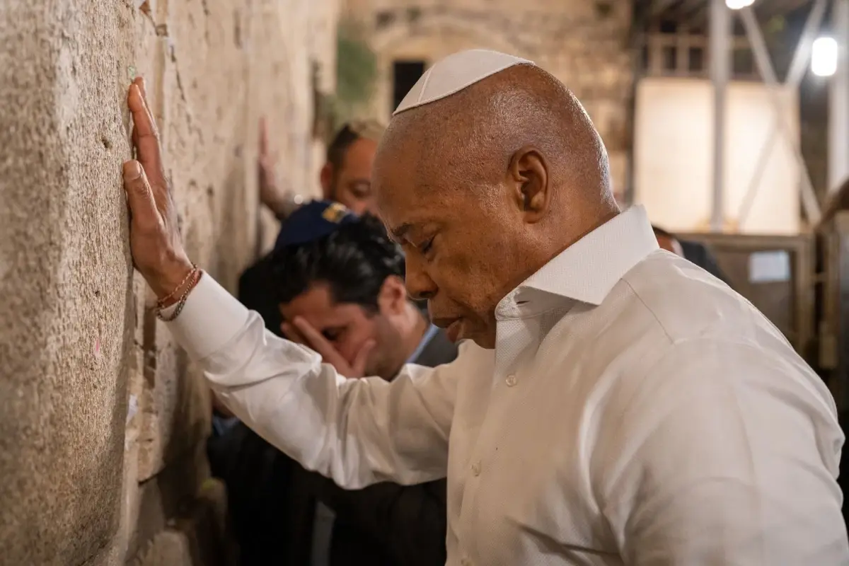 Koltuğu Bırakmadan İsrail’e Koştu: Eric Adams’tan Tartışmalı Veda ve Mamdani Uyarısı