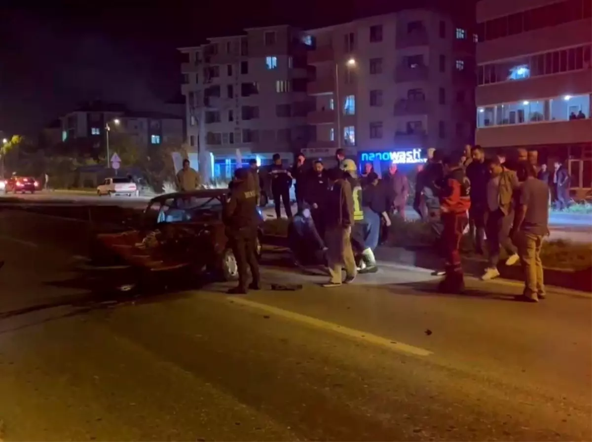 Bartın’da Kaza: Otomobil Elektrik Direğine Çarptı