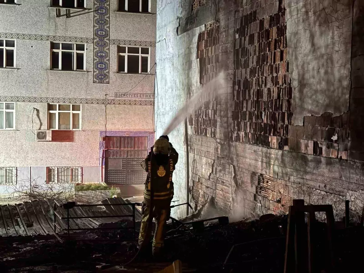 Küçükçekmece’de Geri Dönüşüm Tesisi Yangını