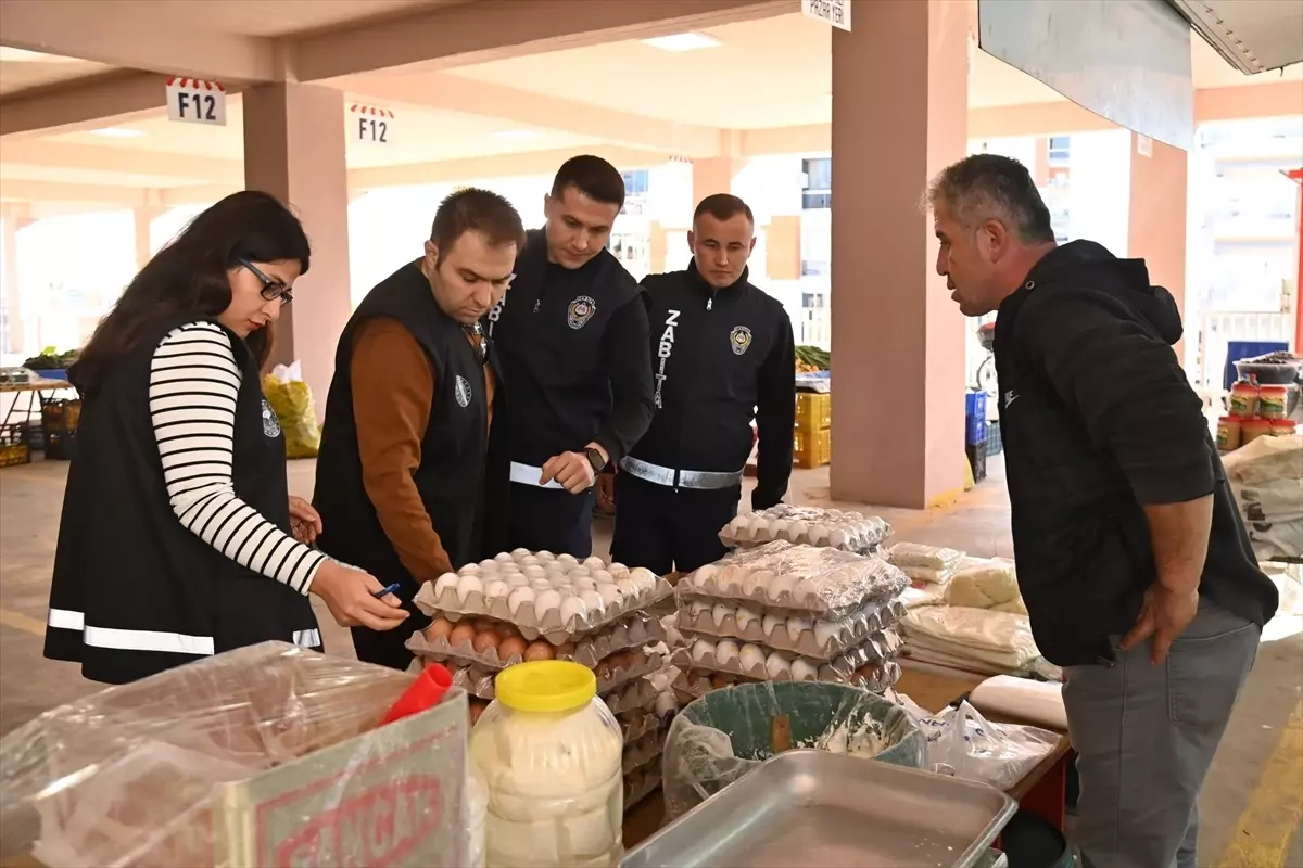 Kumluca’da Halk Pazarında Zabıta ve Tarım Müdürlükleri Ortak Denetim Yaptı