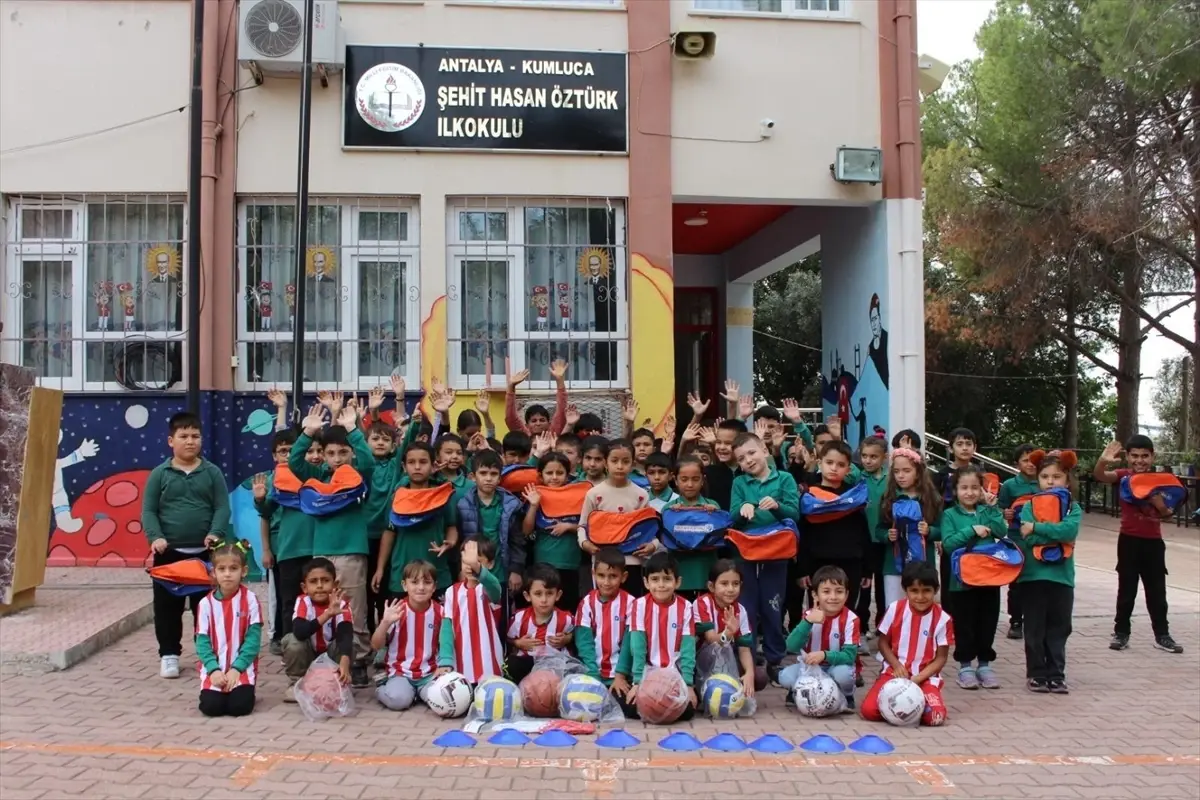 Kumluca Okullarına Spor Malzemesi Desteği