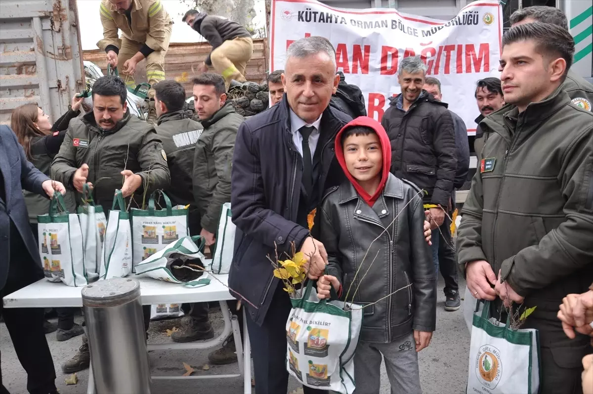 Kütahya’da 3 Bin Gelir Getirici Fidan Dağıtıldı: Milli Ağaçlandırma Günü Coşkusu