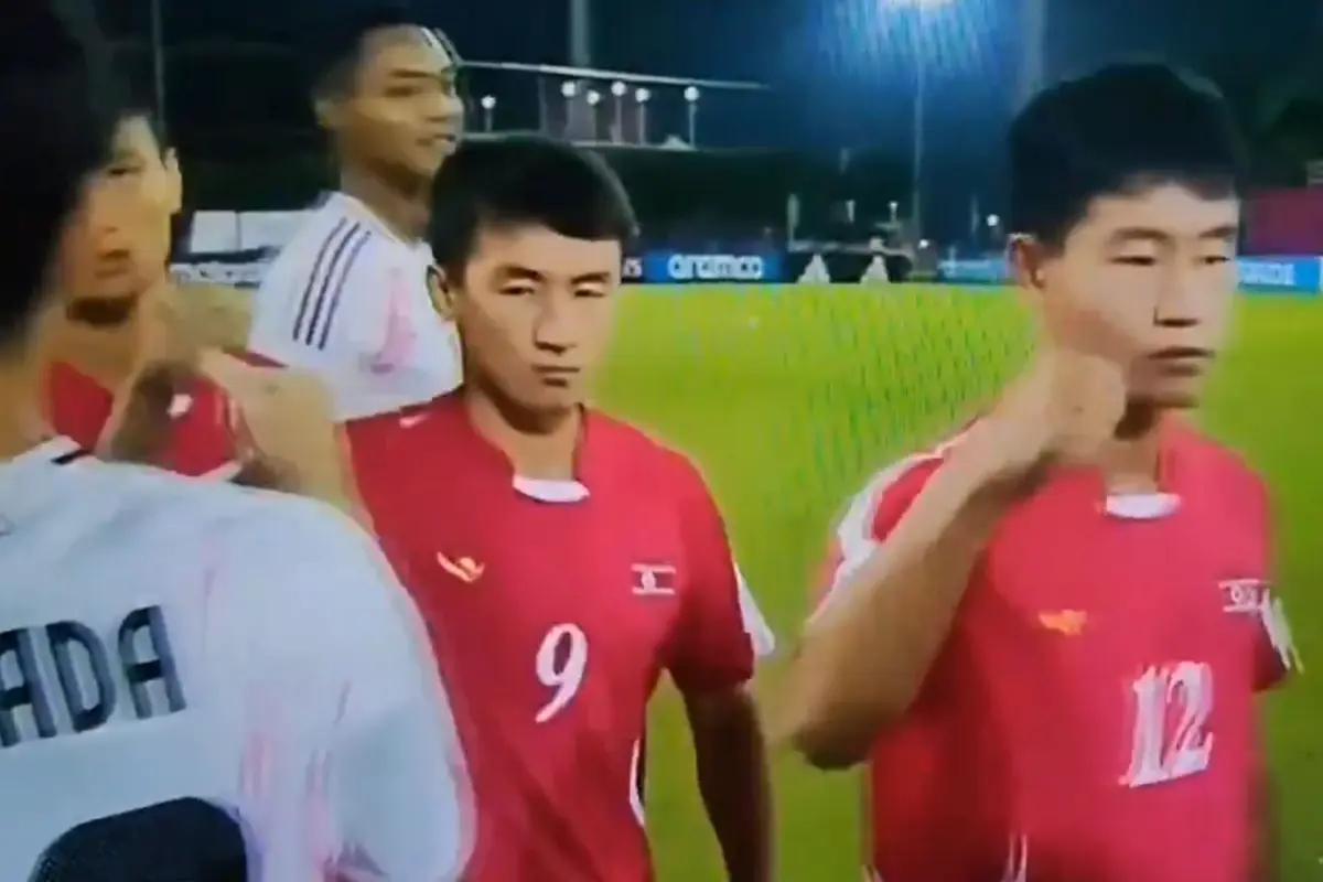 Kuzey Koreli ve Japon U17 Futbolcuları ‘Yumruk Selamı’yla Sosyal Medyayı Salladı!