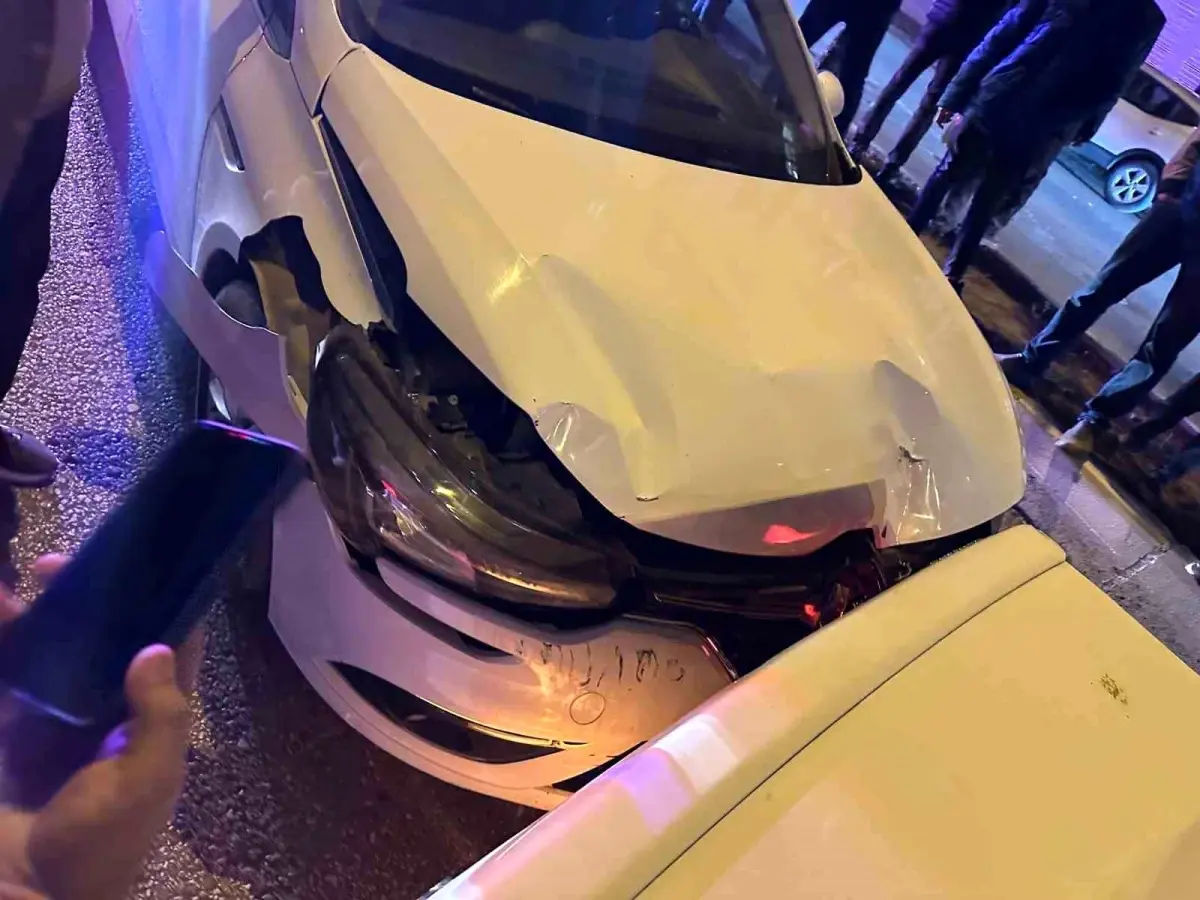 Mardin’de İki Otomobil Çarpıştı