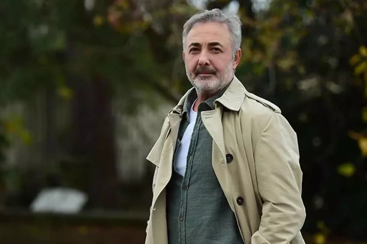 Mehmet Aslantuğ yeni sevgilisiyle uzun süre sonra objektiflere yakalandı