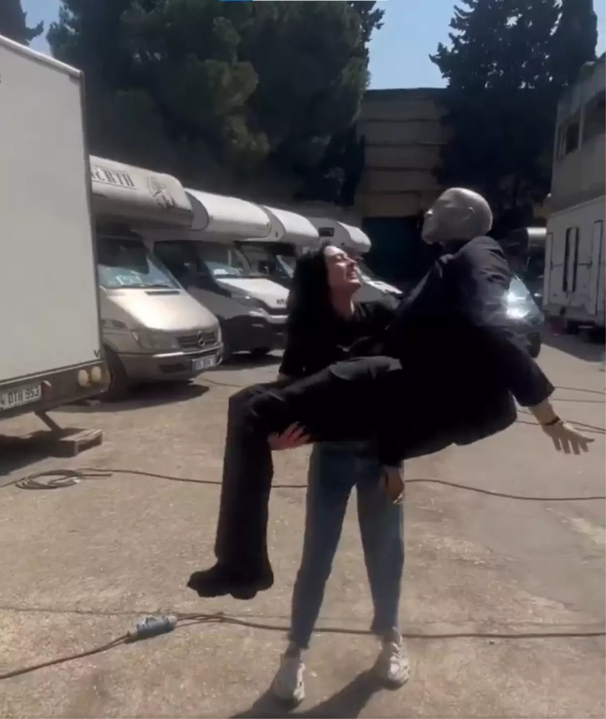 Melis Sezen, cansız mankenle dans etti