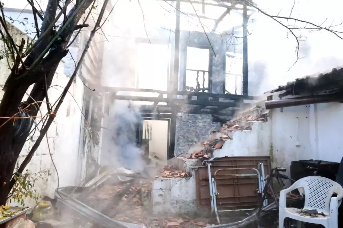 Muğla’da Yangın: İki Ev Alevlere Teslim