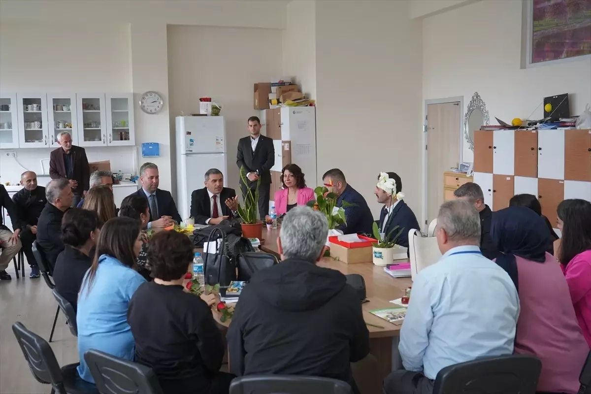 MHP’li Burhan Mucur’dan Öğretmenler Günü Ziyareti