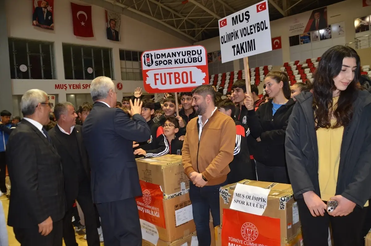 Muş’ta Amatör Spor Kulüplerine 2 Milyon Liralık Malzeme Desteği