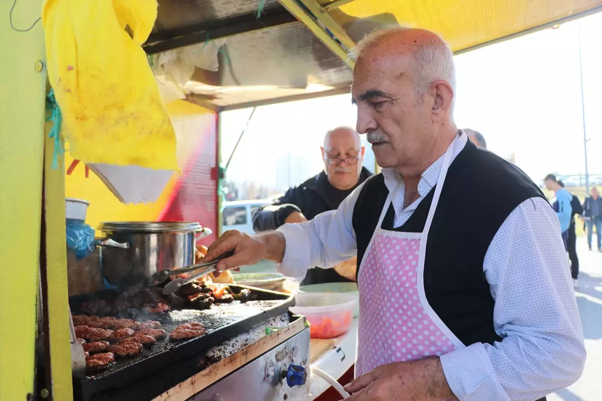 Süper Lig efsanesi köfte ekmek satıyor: Kayserispor’un eski yıldızı stadyumda lezzet dağıtıyor!
