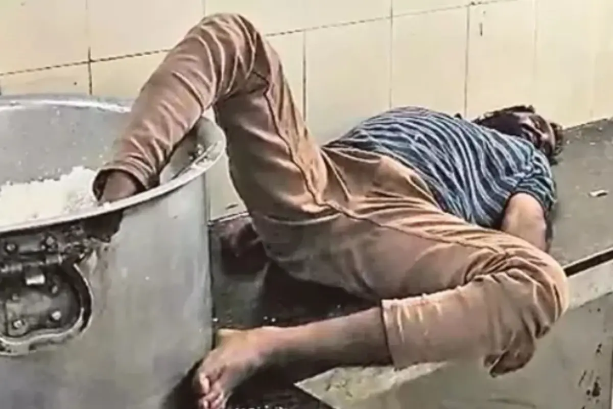 Öğrenci Yurdunda Çalışan Sarhoş Bekçi Ayağını Pirinç Kazanı İçinde Uyurken Yakalandı